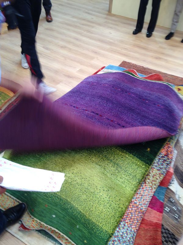 ゾランヴァリのブースでギャッベ絨毯の選定