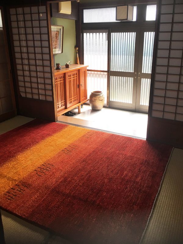 良き時代の日本家屋に美しい茜色ギャッベ。