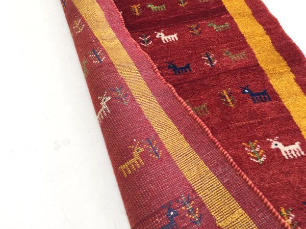 シラーズギャッベ若い織子さんの作品。