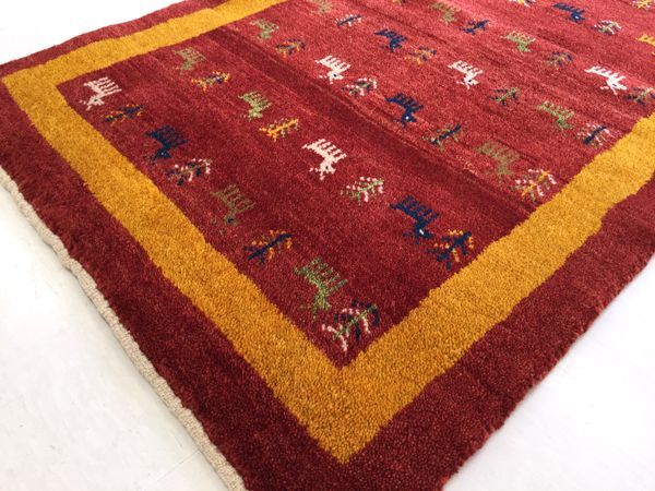 シラーズギャッベ若い織子さんの作品。